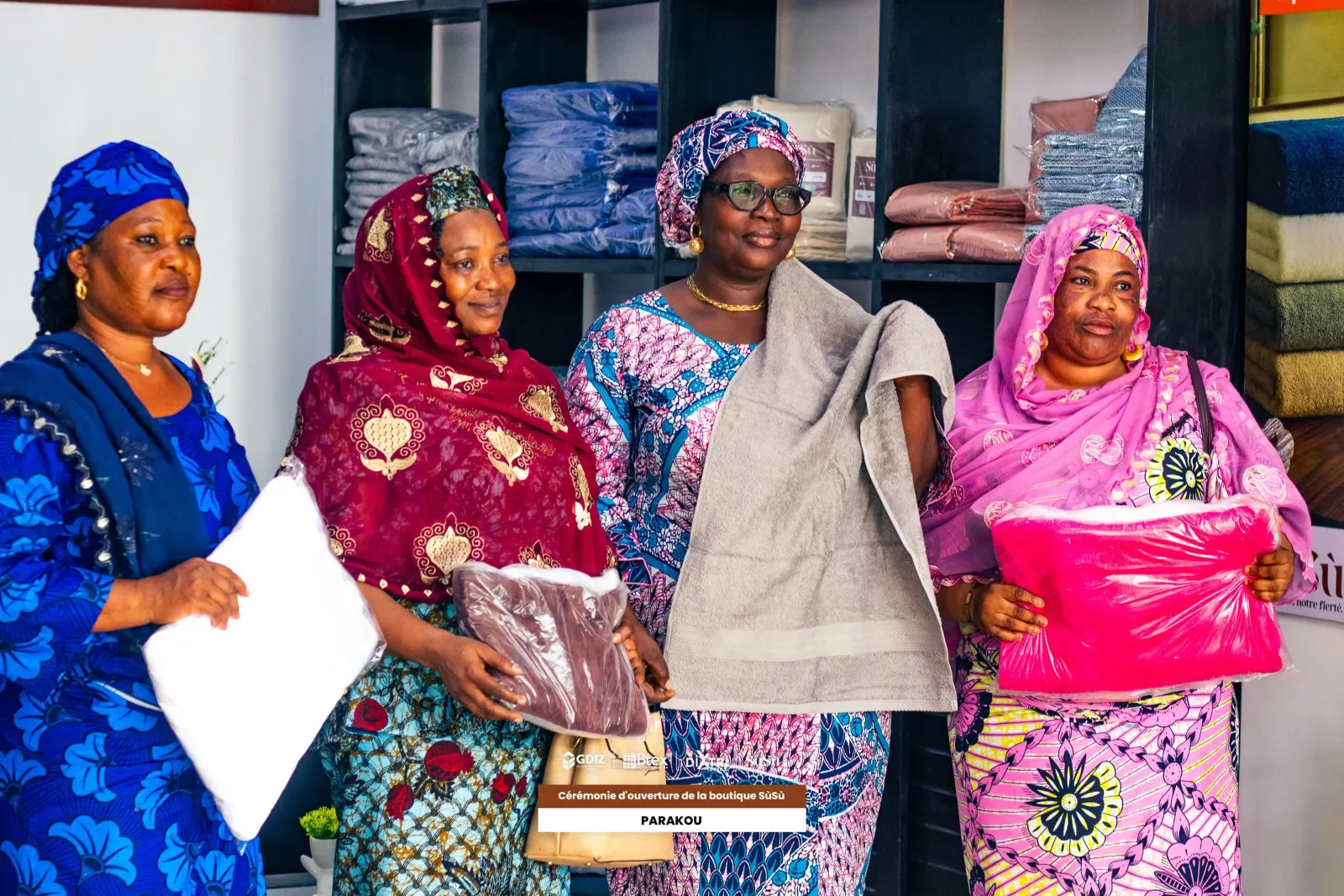 Guests showing Sùsù sheets and towels at the opening ceremony