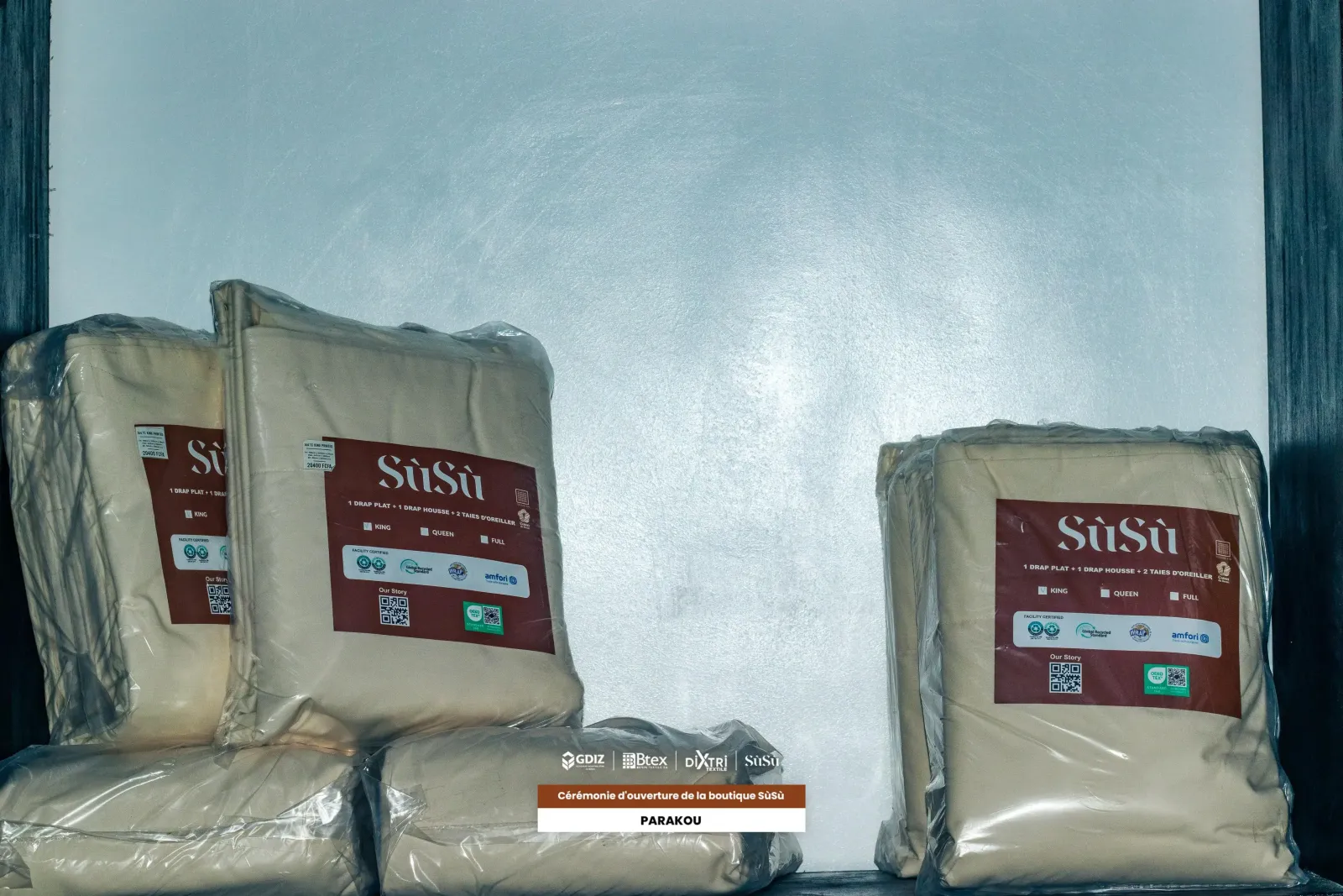Sùsù sheet sets in packs on a store shelf